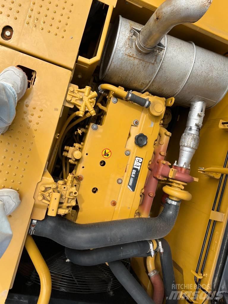 CAT 320 D حفارات زحافة