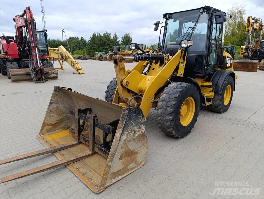 CAT 908M لوادر بعجل