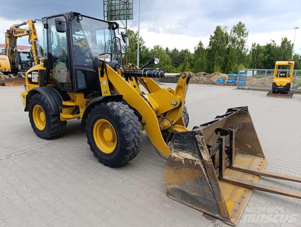 CAT 908M لوادر بعجل
