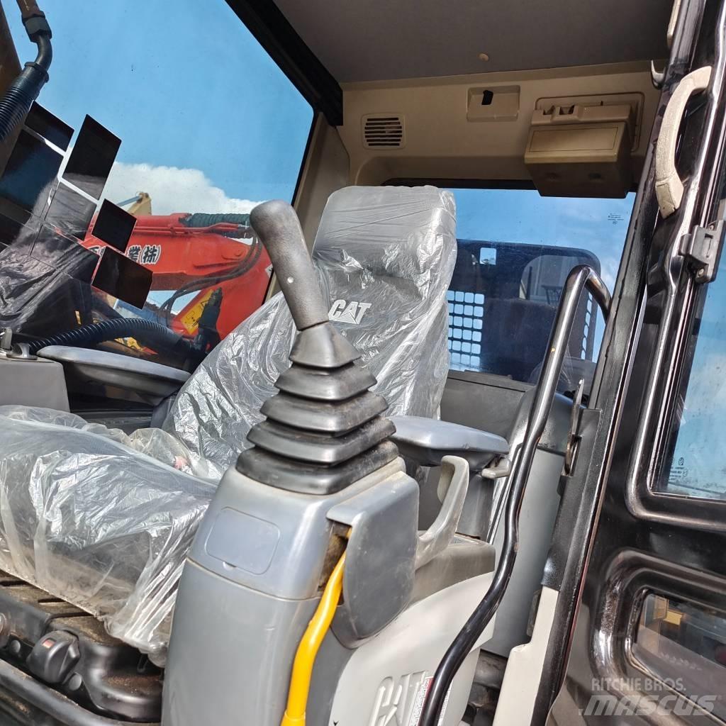 CAT 320 D حفارات زحافة