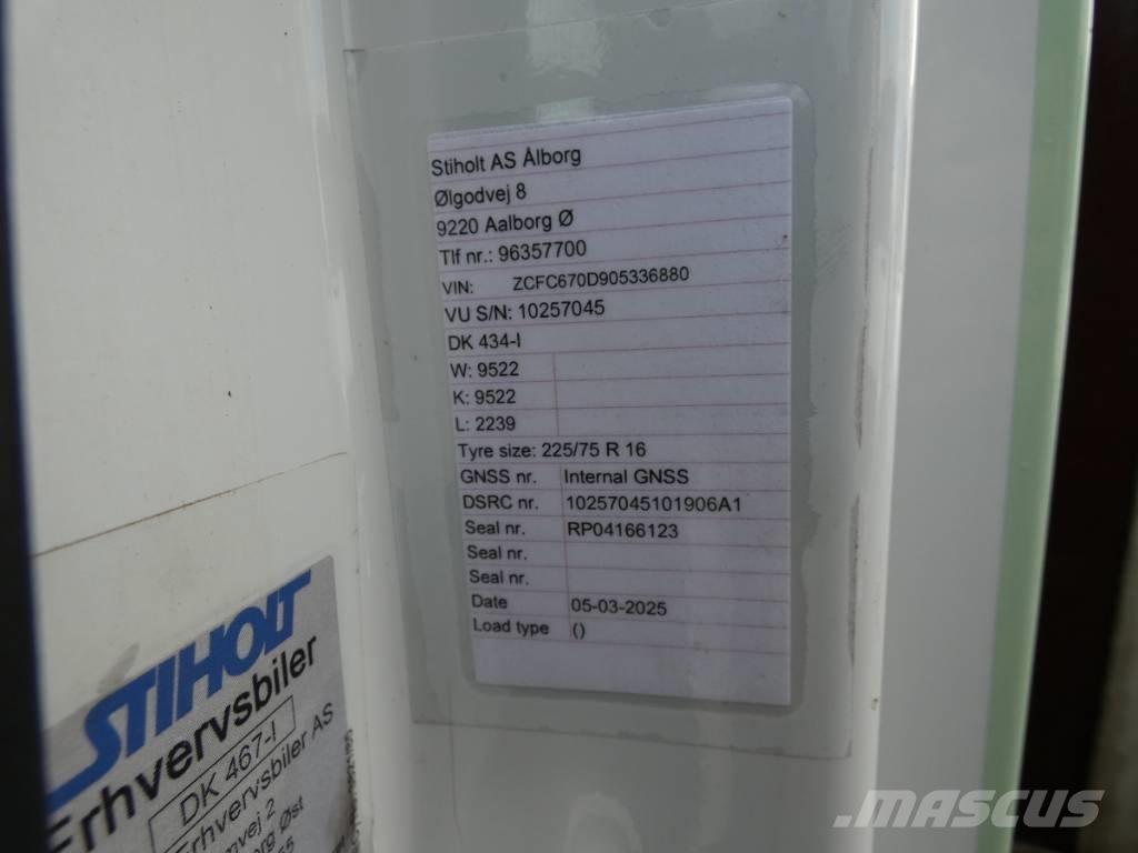 Iveco 70C 18 شاحنات بمقصورة وهيكل