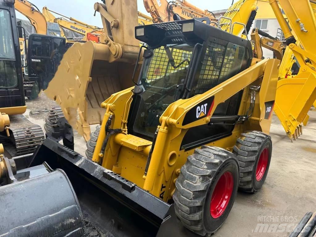 CAT 246 D لوادر انزلاقية التوجيه