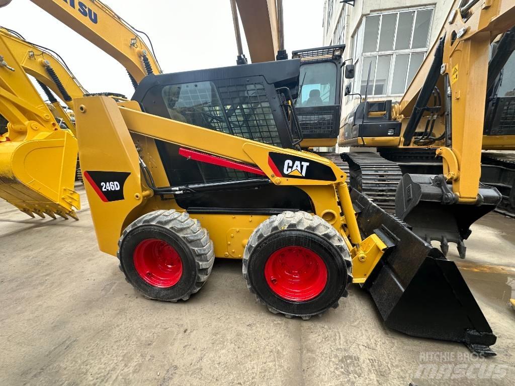 CAT 246 D لوادر انزلاقية التوجيه