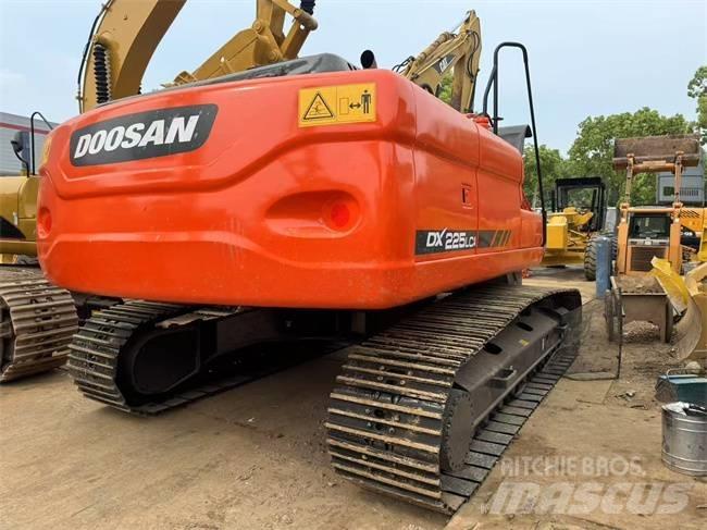 Doosan DX 225 LC حفارات زحافة