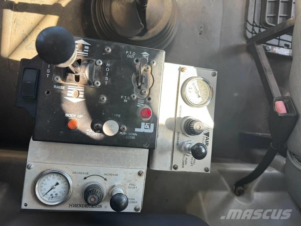 Mack GU813 شاحنات قلابة