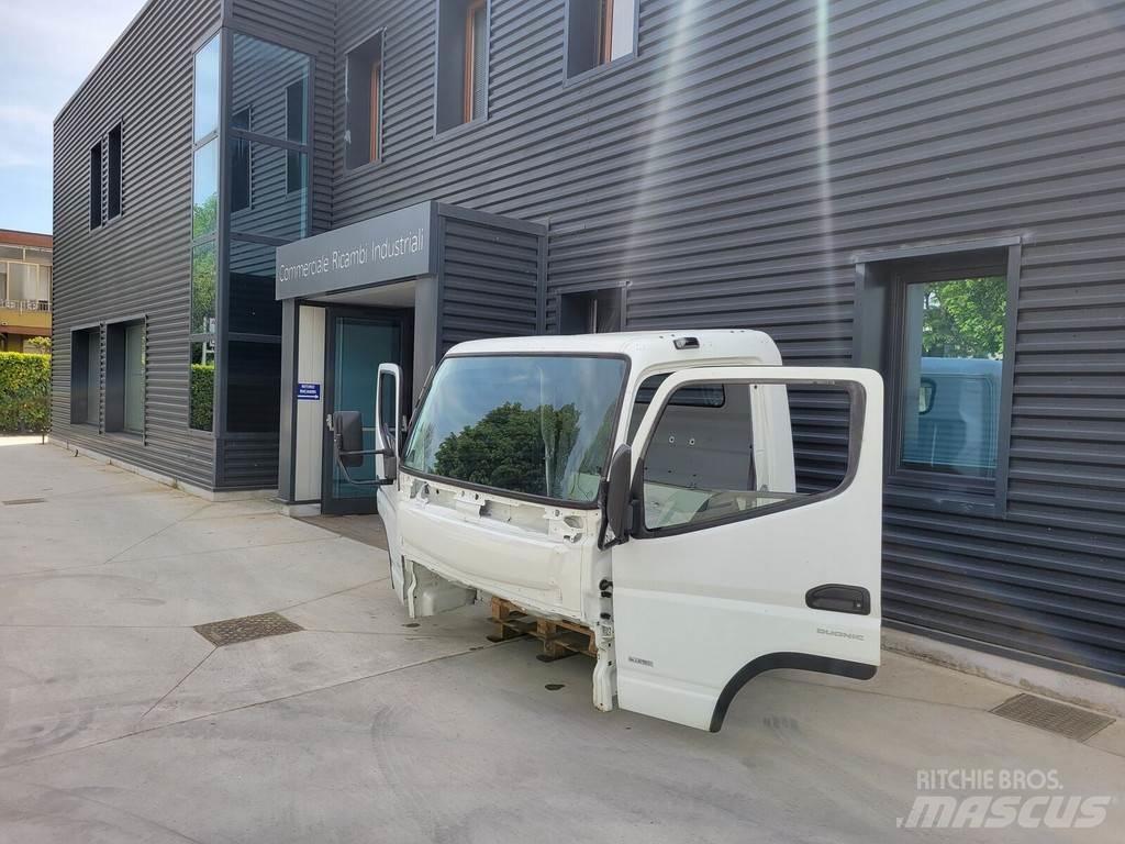 Mitsubishi Fuso "C" كابينة والداخلية