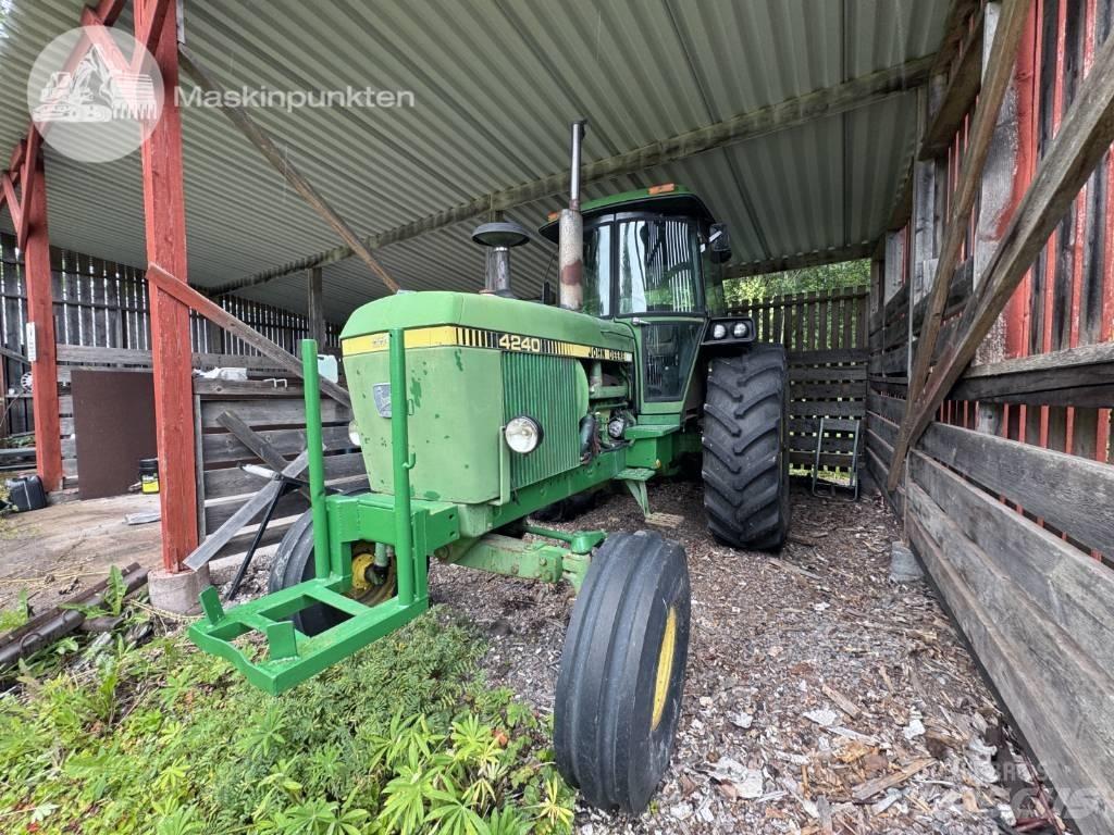 John Deere 4240 QR الجرارات