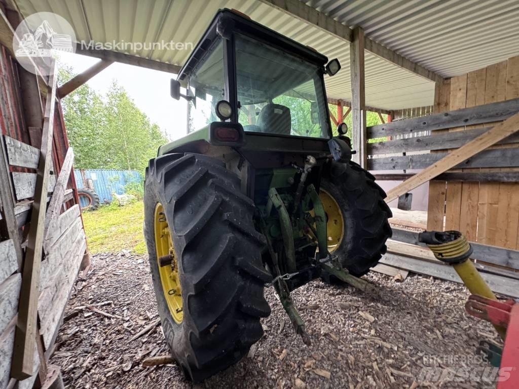 John Deere 4240 QR الجرارات