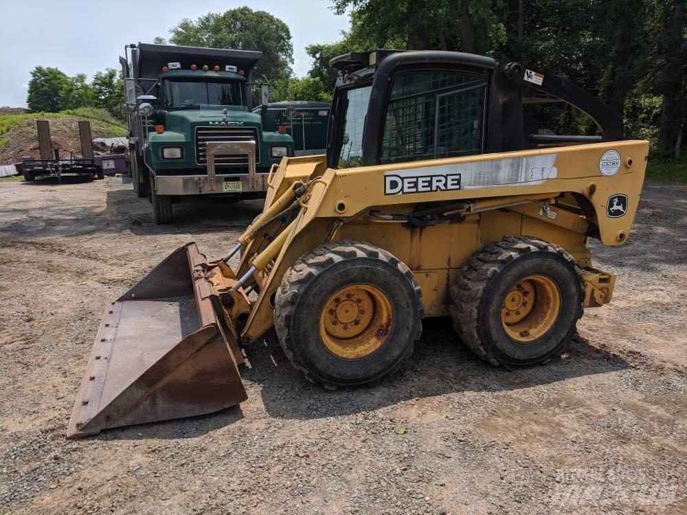 John Deere 328 لوادر انزلاقية التوجيه