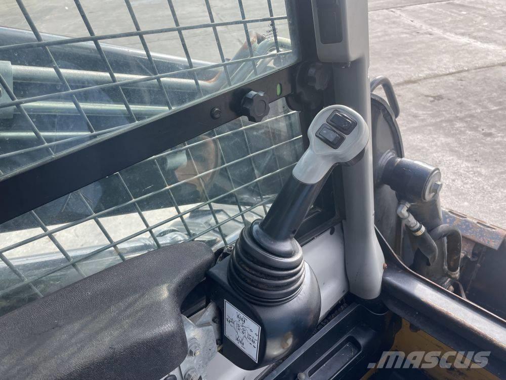 New Holland L 234 لوادر انزلاقية التوجيه