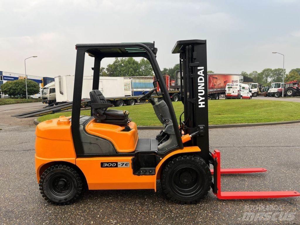 Hyundai 30D-7E شاحنات الديزل
