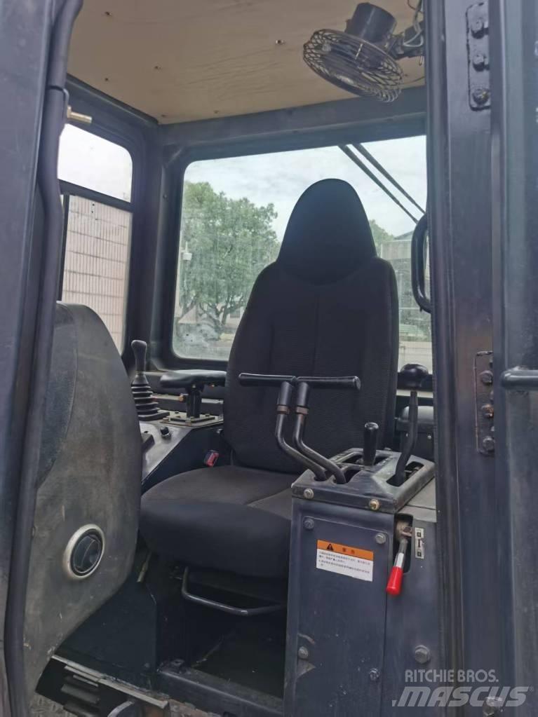 Shantui SD 22 بلدوزرات مجنزرة