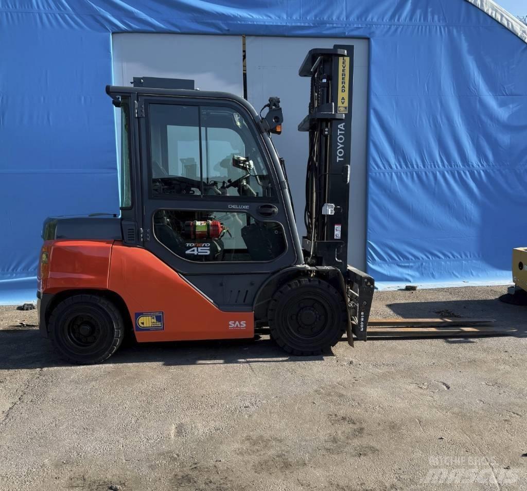 Toyota truck 8 FD40N شاحنات الديزل