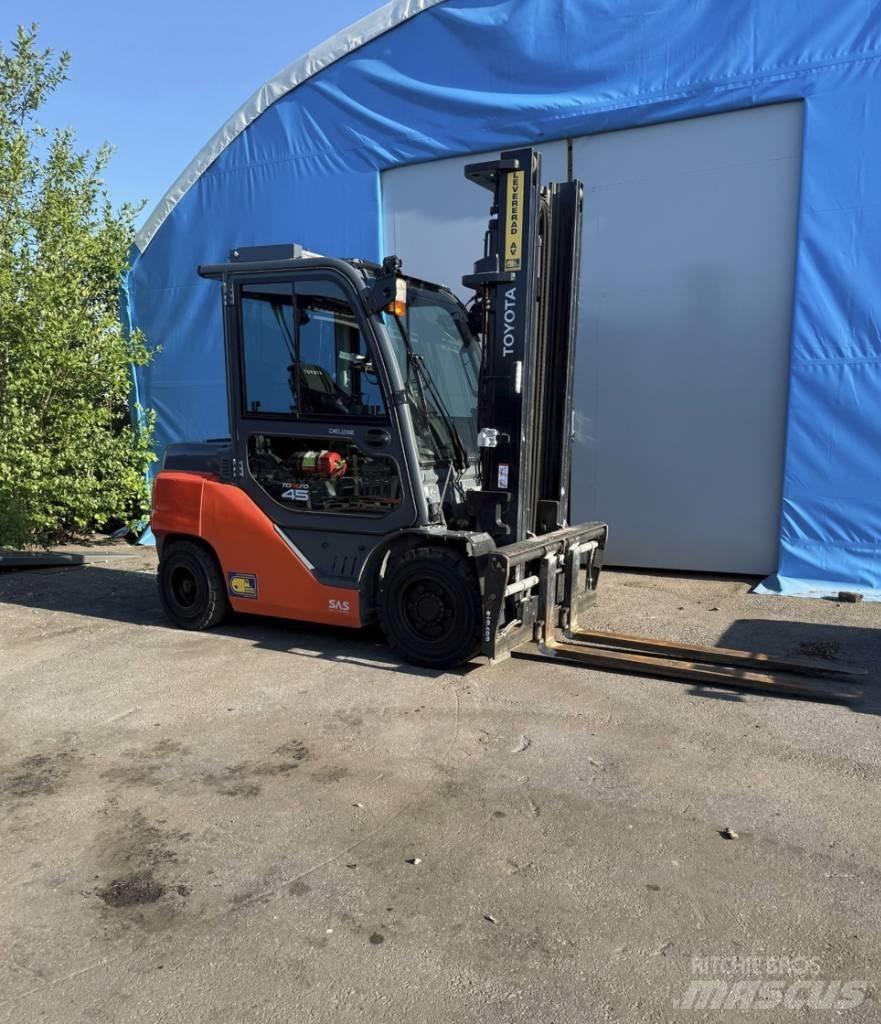 Toyota truck 8 FD40N شاحنات الديزل
