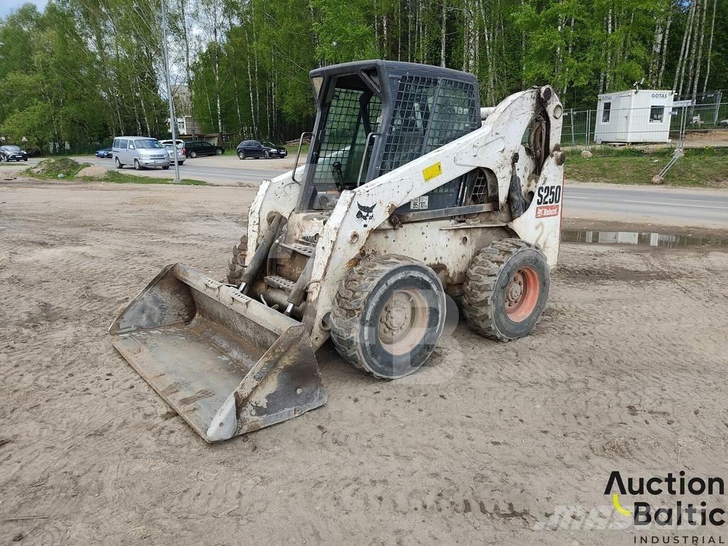 Bobcat S 250 لوادر انزلاقية التوجيه