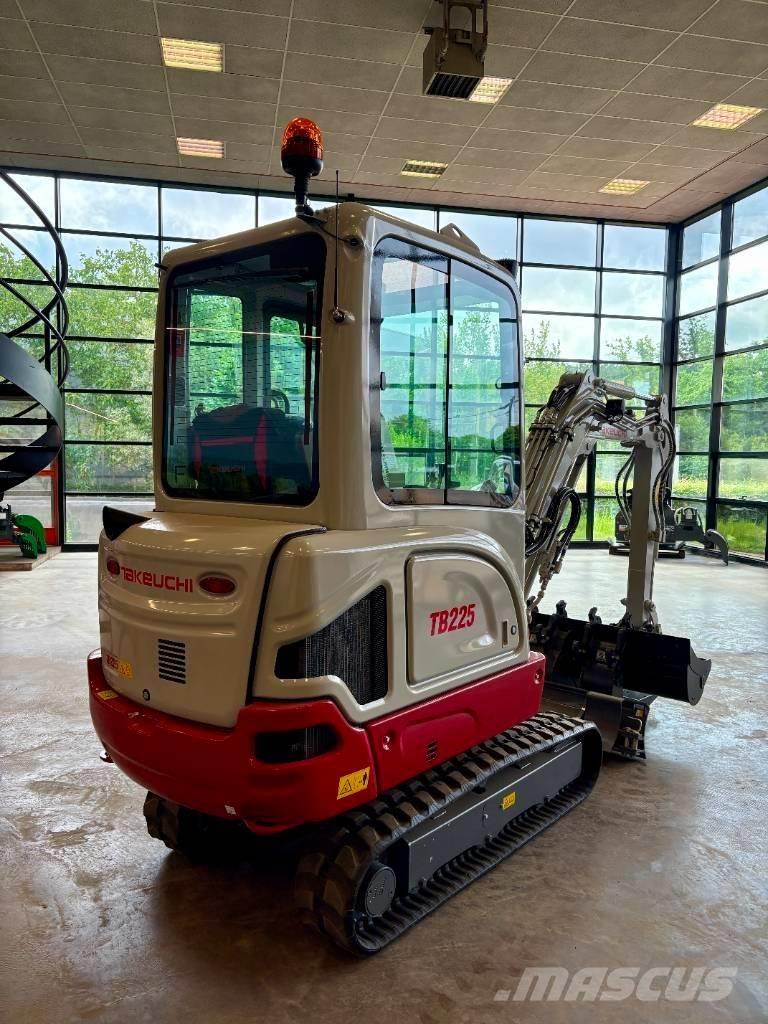 Takeuchi TB 225 حفارات صغيرة أقل من 7 طن (حفارات صغيرة)