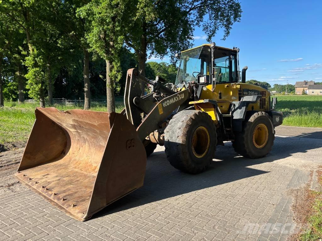 Komatsu WA250-6 لوادر بعجل