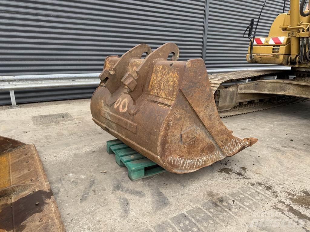 CAT 320 DL حفارات زحافة