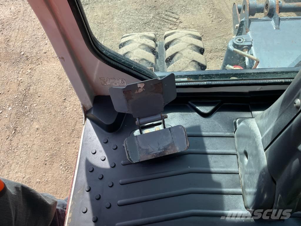 Takeuchi TB 295 W حفارات بعجل