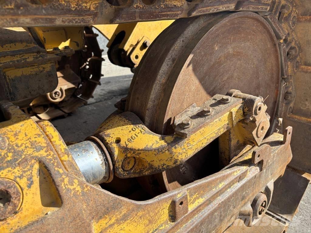 CAT 953 D لوادر زحافة