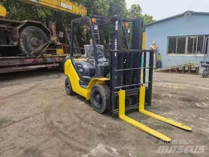 Komatsu 3Ton شاحنات الديزل