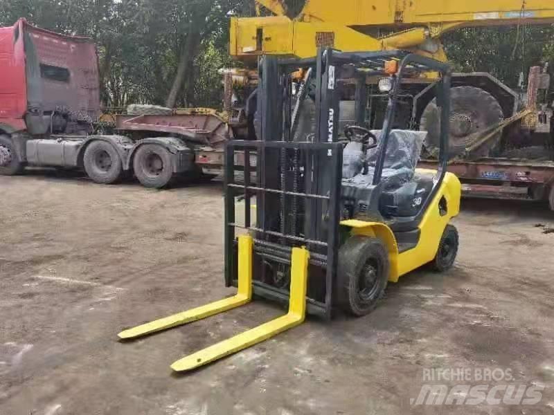 Komatsu 3Ton شاحنات الديزل
