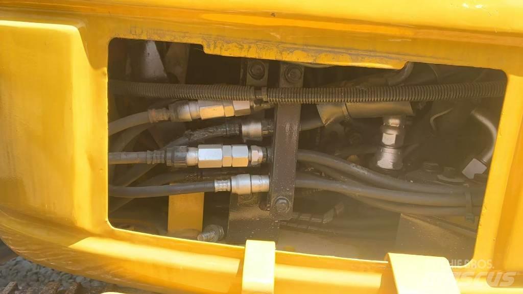 Komatsu PC 40 MR حفارات زحافة