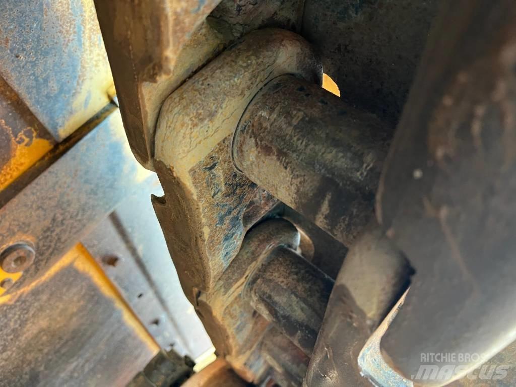 CAT D 8 T بلدوزرات مجنزرة