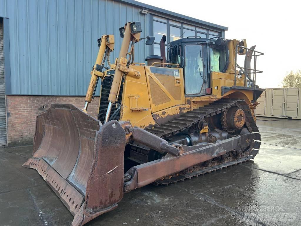 CAT D 8 T بلدوزرات مجنزرة