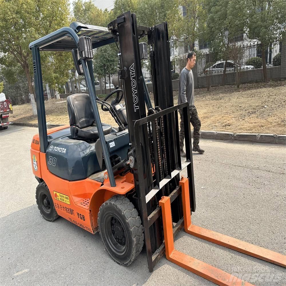 Toyota 02-7 FD F 30 شاحنات الديزل