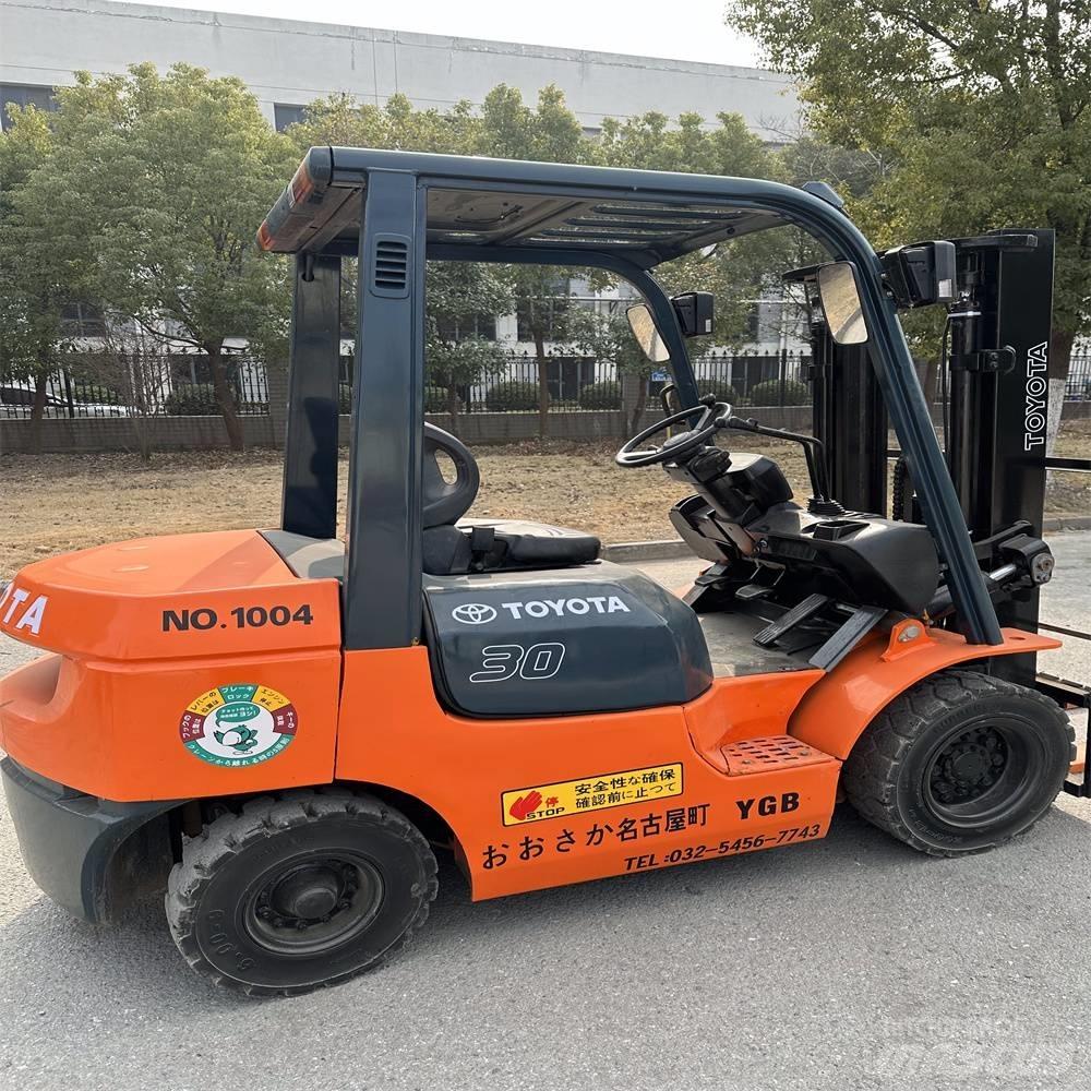 Toyota 02-7 FD F 30 شاحنات الديزل