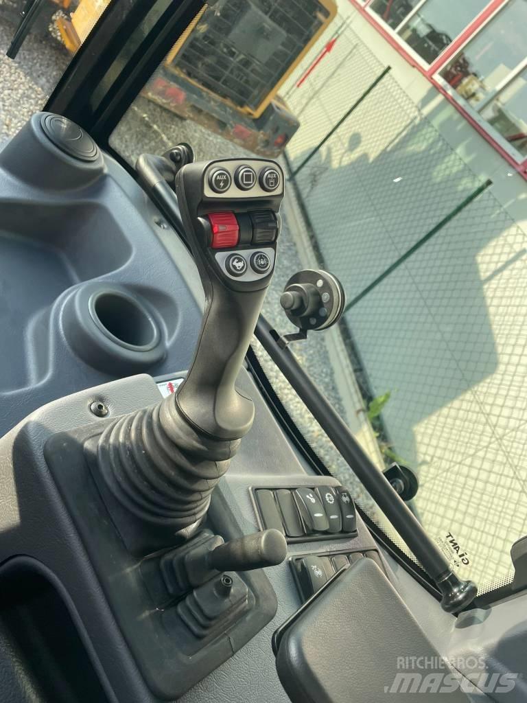 GiANT G 5000 TELE لوادر متعددة الأغراض