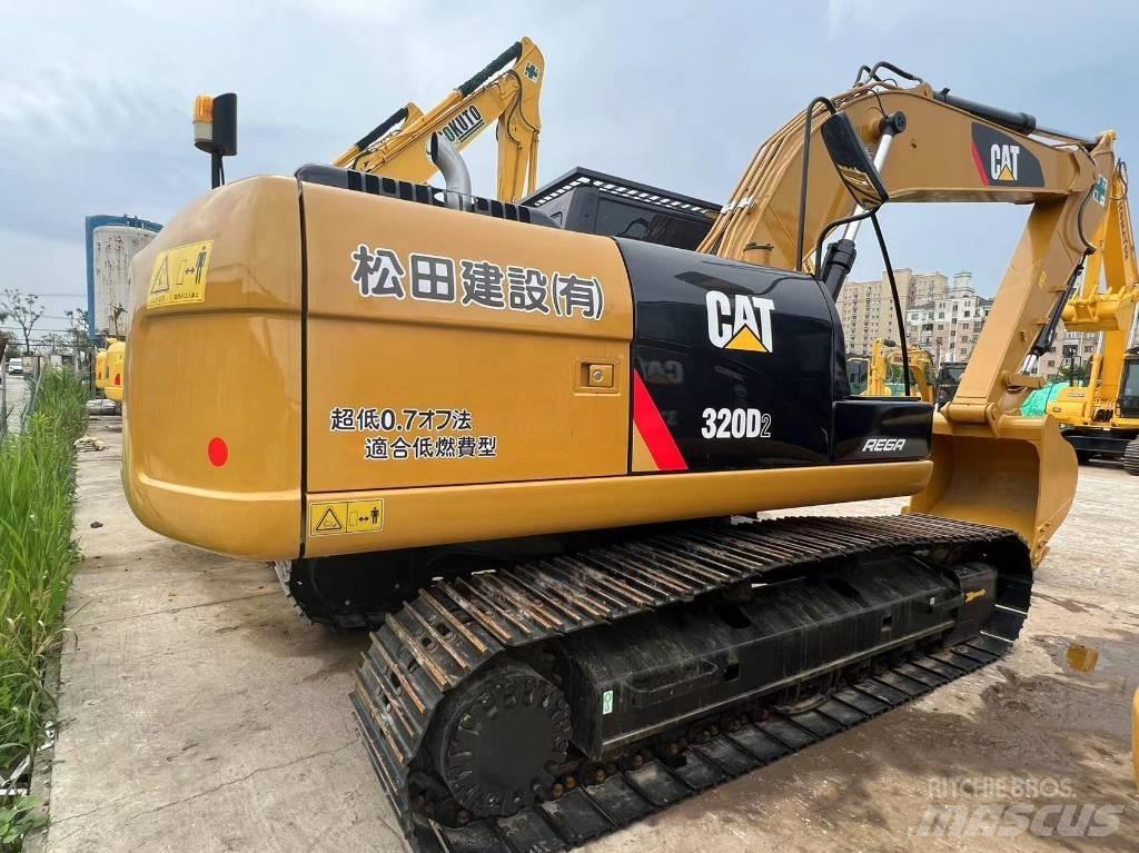 CAT 320 D حفارات زحافة