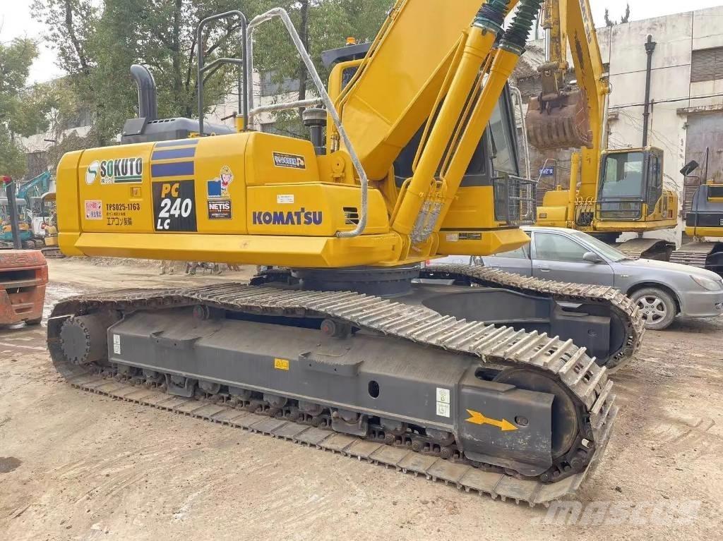 Komatsu PC240-8 حفارات زحافة