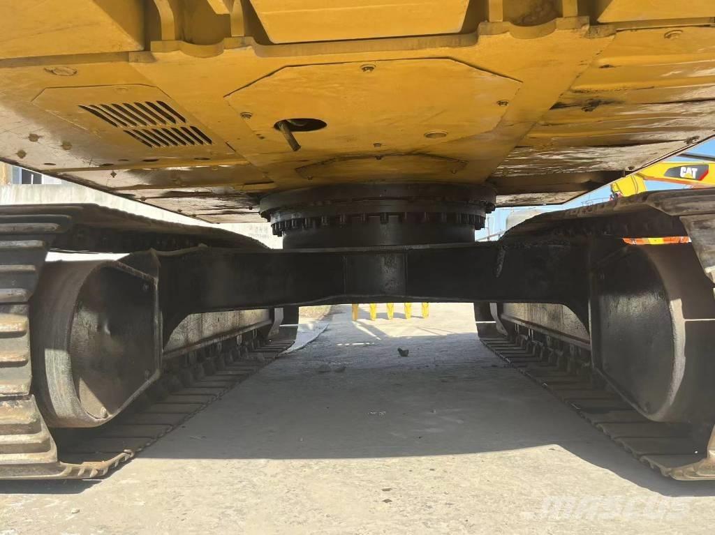 CAT 320 D حفارات زحافة