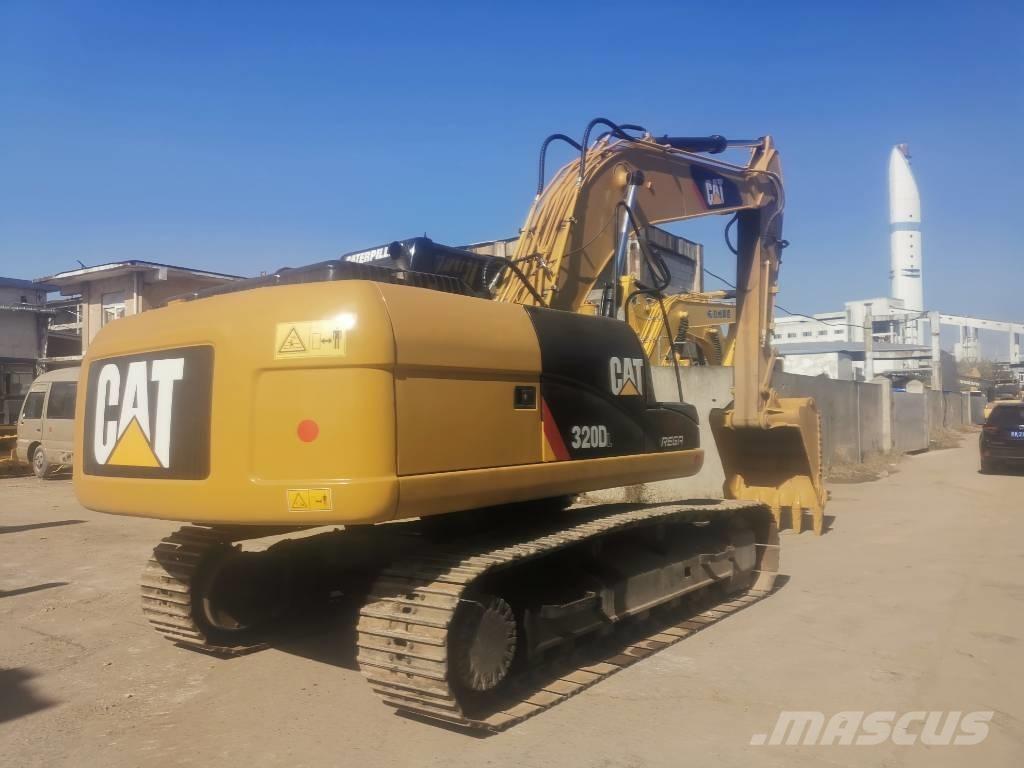 CAT 320 D حفارات زحافة