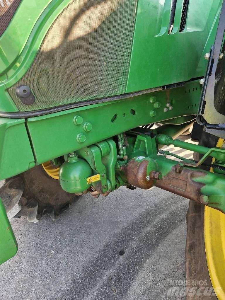 John Deere 6215 R الجرارات