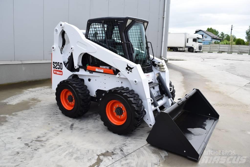Bobcat S 250 لوادر انزلاقية التوجيه