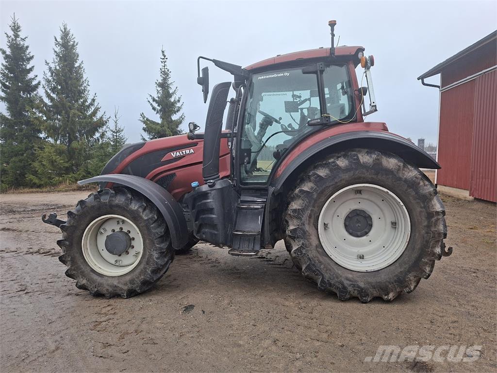 Valtra T154 Versu الجرارات