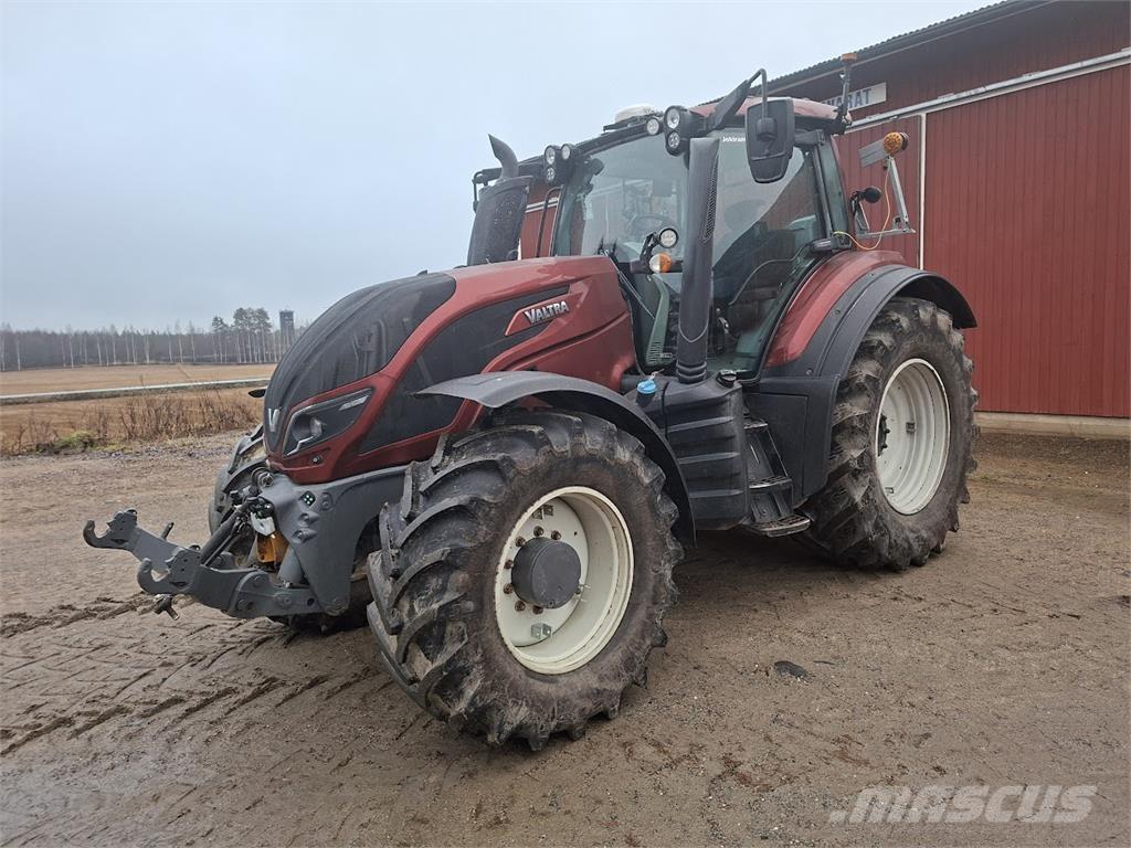 Valtra T154 Versu الجرارات