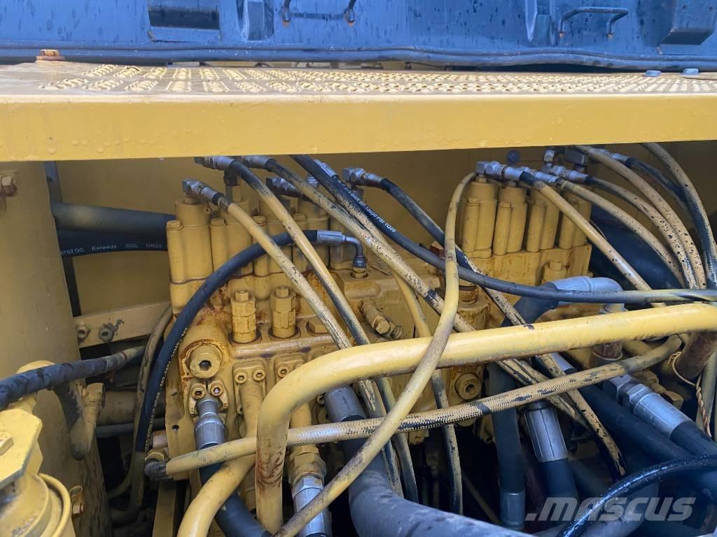 CAT 320 C L حفارات زحافة