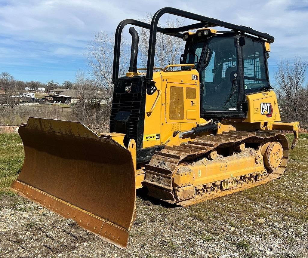 CAT D 4 بلدوزرات مجنزرة