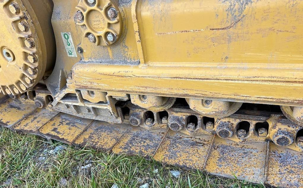 CAT D 4 بلدوزرات مجنزرة