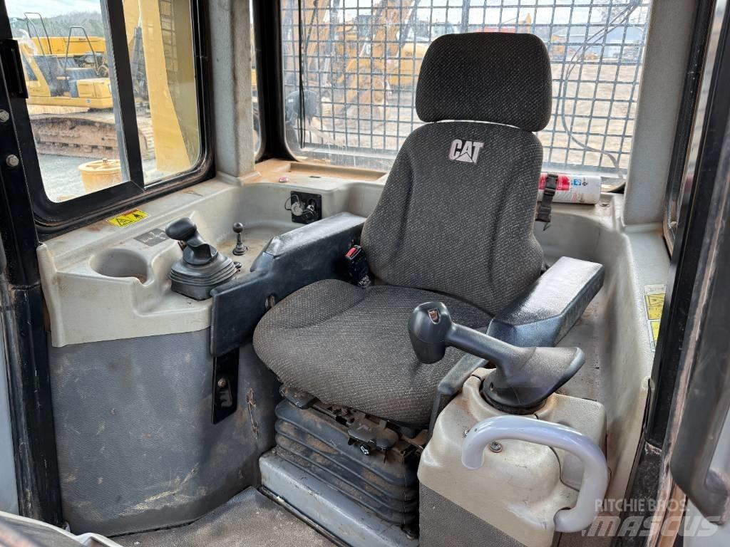 CAT D 6 T XL بلدوزرات مجنزرة
