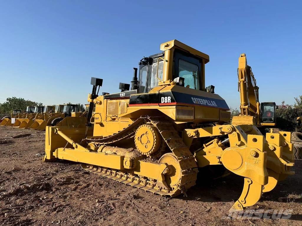 CAT D 8 R بلدوزرات مجنزرة