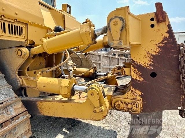 CAT D 8 R بلدوزرات مجنزرة