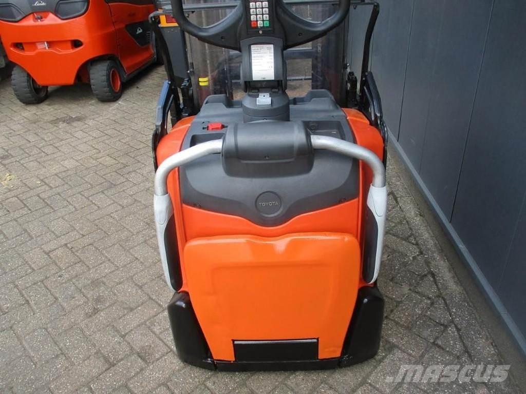 Toyota SPE160L معدات التكديس الجوالة