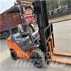 Toyota 8 FDK 30 شاحنات الديزل