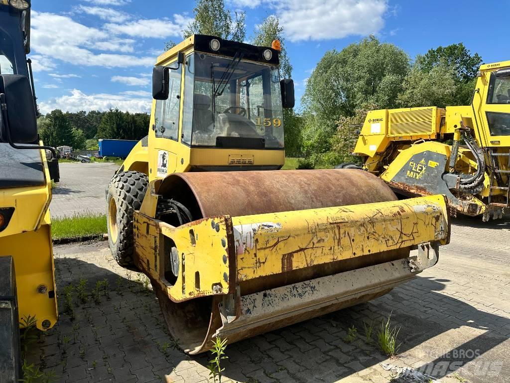 Bomag BW 211 D-4 مداحل أحادية الأسطوانة