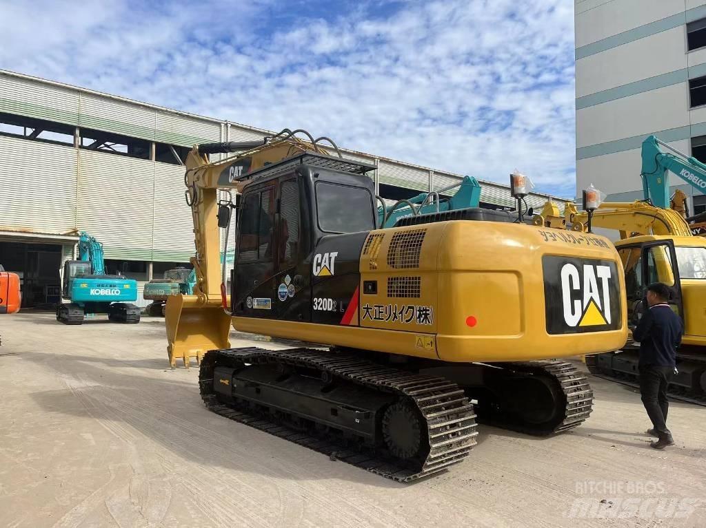 CAT 320 D حفارات زحافة